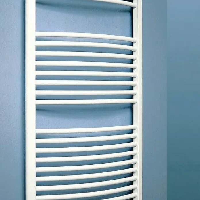 Admiral Radiador toallero Kairo - An x Al: 500 x 1.170 mm, Potencia calorífica a una temperatura de 75 °C (D: 50): 529 W - Un toallero blanco cuelga de una pared azul. El calentador tiene muchas barras horizontales y se utiliza para secar textiles.