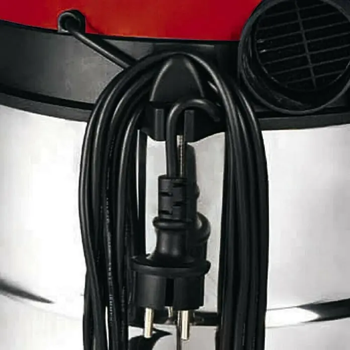 Einhell Elektro-Nass- & Trockensauger - 1.250 W, Behältervolumen: 20 l - Detailaufnahme eines Staubsaugers mit aufgewickeltem Kabel, das an einem Haken befestigt ist. Das Kabel ist schwarz und der Stecker ist gut sichtbar.