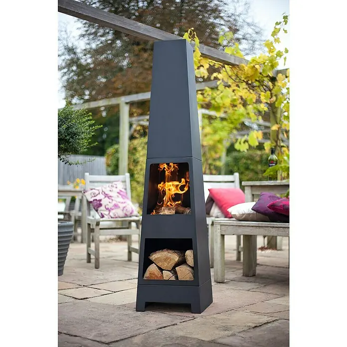 Buschbeck Chimenea para jardín Malmö - 36 x 36 x 150 cm, Acero, Recubrimiento en polvo - Elegante chimenea de exterior gris con almacenamiento de leña y llamas para noches acogedoras al aire libre.