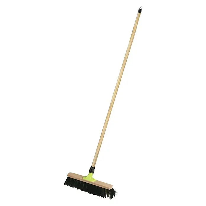 Freund Victoria Besen Universal - Arbeitsbreite: 40 cm, Material Borsten: Elaston - Eine Stehbürste mit Holzstiel und einem grünem Bürstenkopf mit schwarzen Borsten. Das Reinigungsgerät steht vor schwarzem Hintergrund.