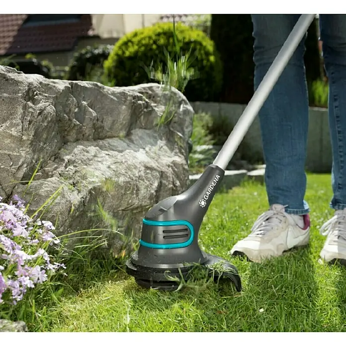 Gardena SmallCut Recortabordes de batería Li-23 R - 14,4 V, 2 Ah, Iones de litio, 1 batería, Ancho de corte cuchilla: 22,3 cm - El recortabordes a batería Gardena simplifica la jardinería. Corte preciso de los bordes del césped y las zonas de difícil acceso.