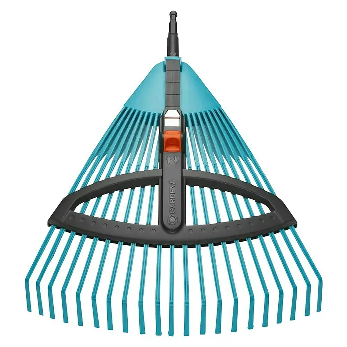 Gardena Combisystem Verstellbesen - Arbeitsbreite: 35 cm - 52 cm, Verstellbare Zinken - Das Bild zeigt einen blauen GARDENA Rechen mit einem schwarzen Rahmen und einem orangefarbenen Knopf, isoliert auf Schwarz.