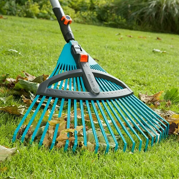 Gardena Combisystem Verstellbesen - Arbeitsbreite: 35 cm - 52 cm, Verstellbare Zinken - Laubbesen von Gardena zum Zusammenkehren von Laub und Gartenabfällen, effizient und leicht zu handhaben für einen sauberen Garten.