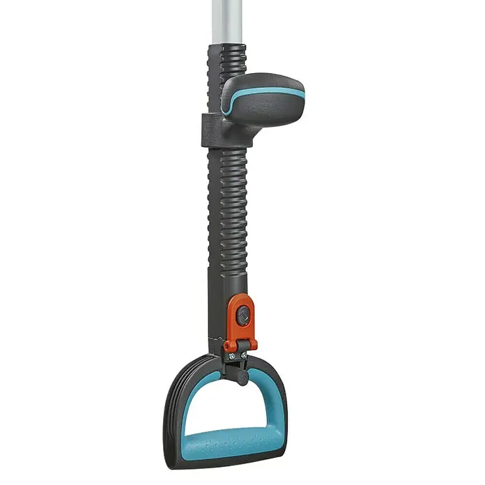 Gardena Astschere SlimCut - Max. Aststärke: 28 mm - Nahaufnahme eines Gardena-Werkzeugs mit blauem Griff, das für Gartenarbeiten konzipiert ist und eine ergonomische Handhabung ermöglicht.