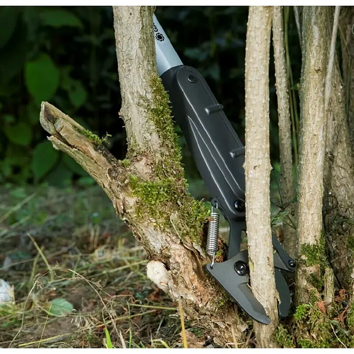 Gardena Cortarramas para jardín SlimCut - Grosor de rama máx.: 28 mm - Tijeras de podar en acción, recortando las ramas de un árbol. La herramienta es negra y plateada, parece eficiente.