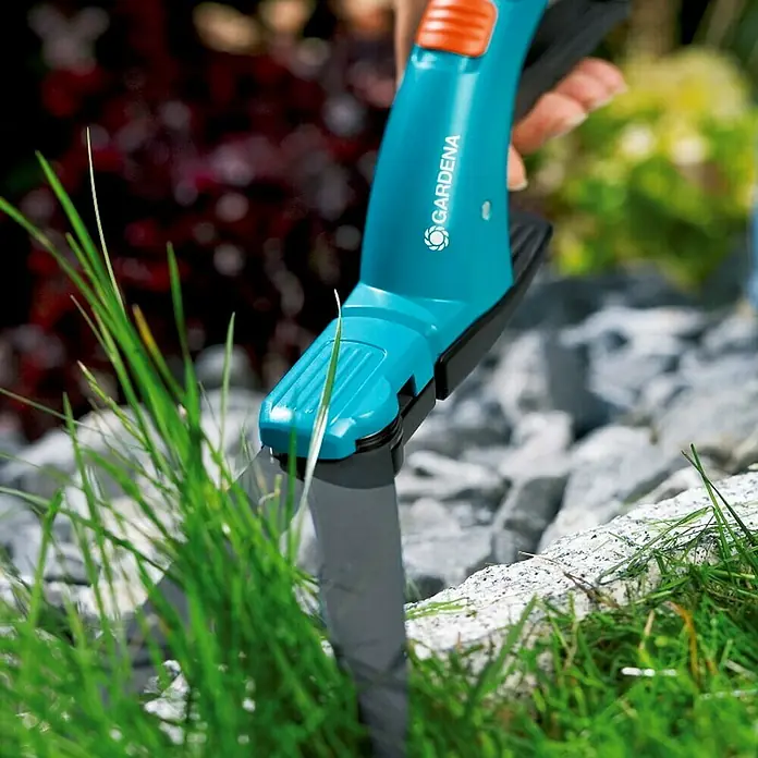 Gardena Comfort GrasschereMaterial Klinge: Geschliffene Schneide, Antihaftbeschichtet - Detailaufnahme einer GARDENA Grasschere, die präzise Rasenkanten schneidet und für einen gepflegten Garten sorgt.\n