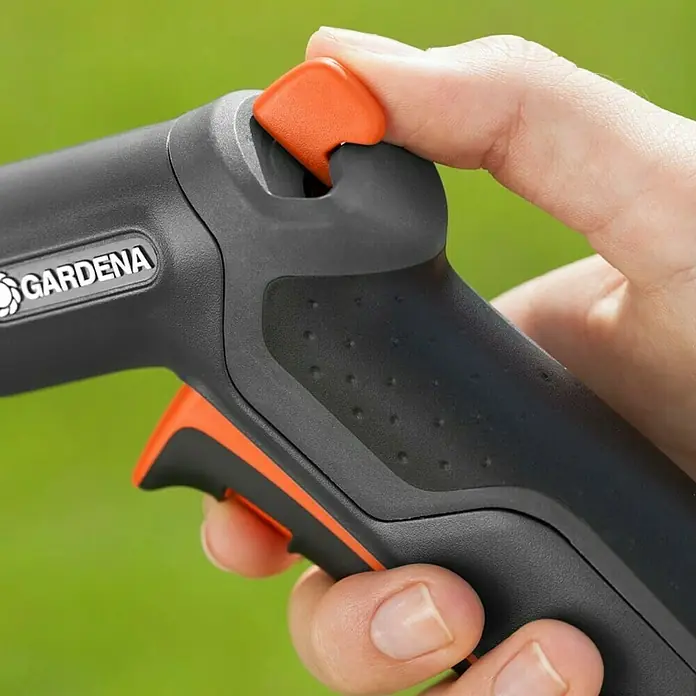 Gardena Premium Reinigungsspritze - Anzahl Sprühformen: 3 Stk., Metall/Kunststoff - Nahaufnahme einer Gardena-Gartenspritze in Gebrauch, mit Fokus auf das ergonomische Design und die einfache Bedienung.