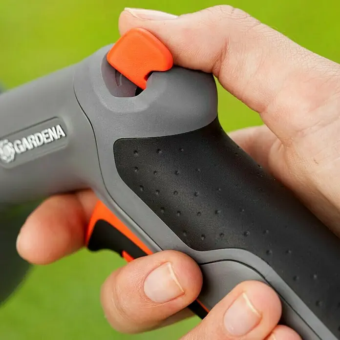 Gardena Comfort Multibrause - Anzahl Sprühformen: 5 Stk., Metall/Kunststoff - Nahaufnahme einer Gardena-Gartenspritze, die von einer Hand gehalten wird, mit Fokus auf Design und Benutzerfreundlichkeit.