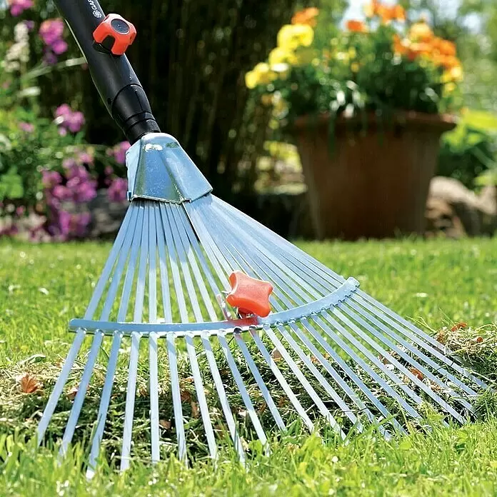 Gardena Combisystem Verstellbesen - Arbeitsbreite: 30 cm - 50 cm, Aluminium - Anwendungsbeispiel