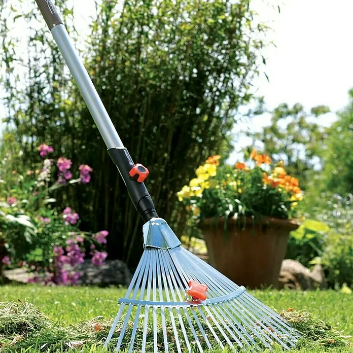 Gardena Combisystem Verstellbesen - Arbeitsbreite: 30 cm - 50 cm, Aluminium - Gardena Rechen mit verstellbaren Zinken zum einfachen Zusammenkehren von Laub und Gartenabfällen. Praktisches Gartengerät für Ordnung im Garten.