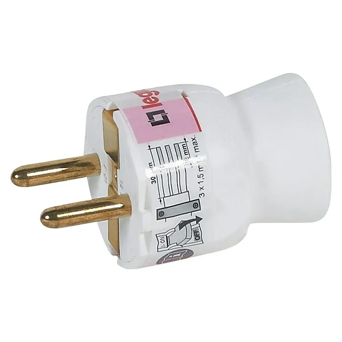 Legrand Schutzkontaktstecker - Weiß, Kunststoff - Nahaufnahme eines weißen Legrand-Steckers mit zwei goldenen Stiften und technischen Details auf der Oberfläche.
