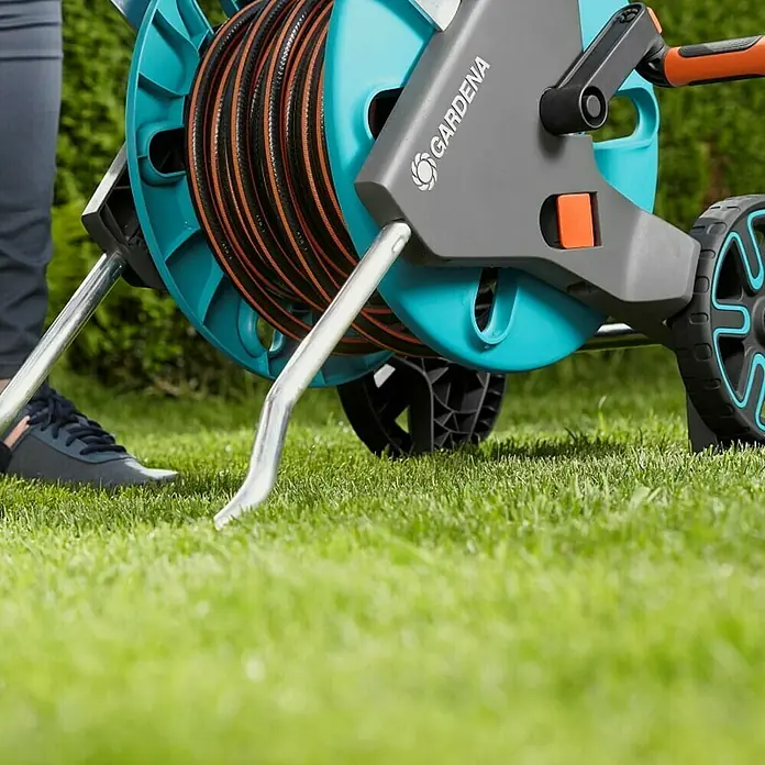 Gardena Schlauchwagen-Set CleverRoll M Easy Set - Kunststoff/Metall, Schlauchlänge: 20 m - Gartenschlauchwagen mit Schlauch auf einer grünen Rasenfläche, ideal für die Gartenarbeit.