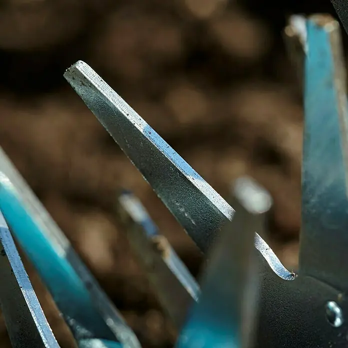 Gardena Combisystem Sternfräse - Arbeitsbreite: 14 cm, Edelstahl - Nahaufnahme eines Gartenwerkzeugs mit scharfen Zinken, ideal zum Auflockern und Belüften des Bodens.