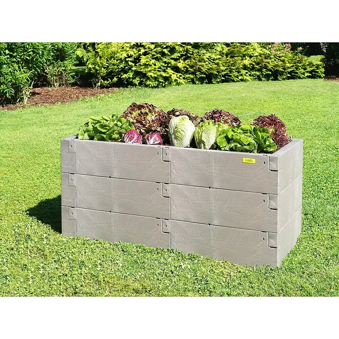 Juwel Hochbeet Timber - 130 x 60 x 60 cm, Kunststoff - Hochbeet aus grauem Kunststoff mit Salat bepflanzt, steht auf einer grünen Wiese im Garten.
