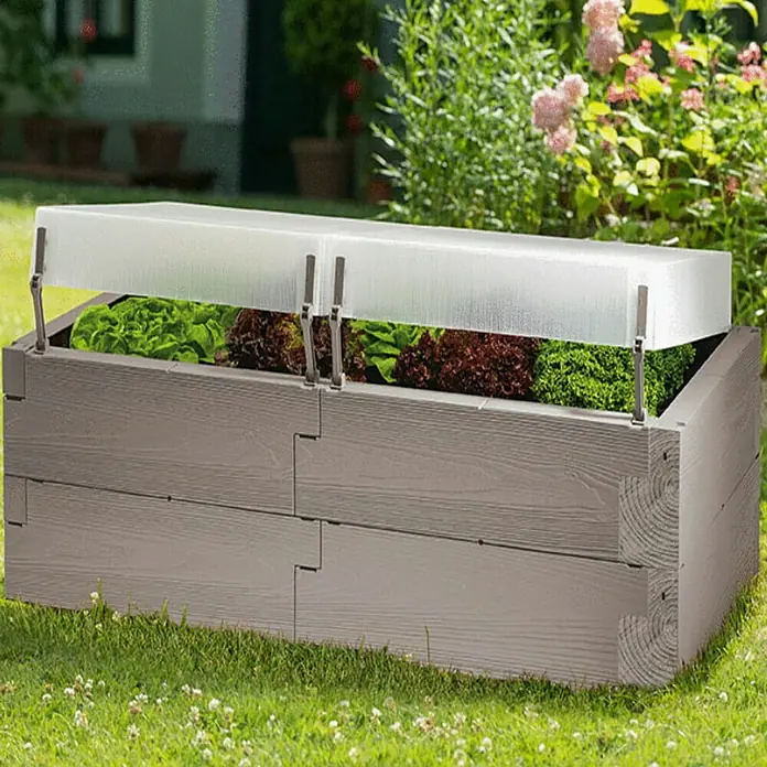 Juwel Hochbeet Timber Set - 130 x 60 x 52 cm, Kunststoff, Nordic wood - Hochbeet aus Holz mit transparentem Deckel, bepflanzt mit Salat, im Garten. Das Holzbeet bietet optimalen Schutz für die Pflanzen.