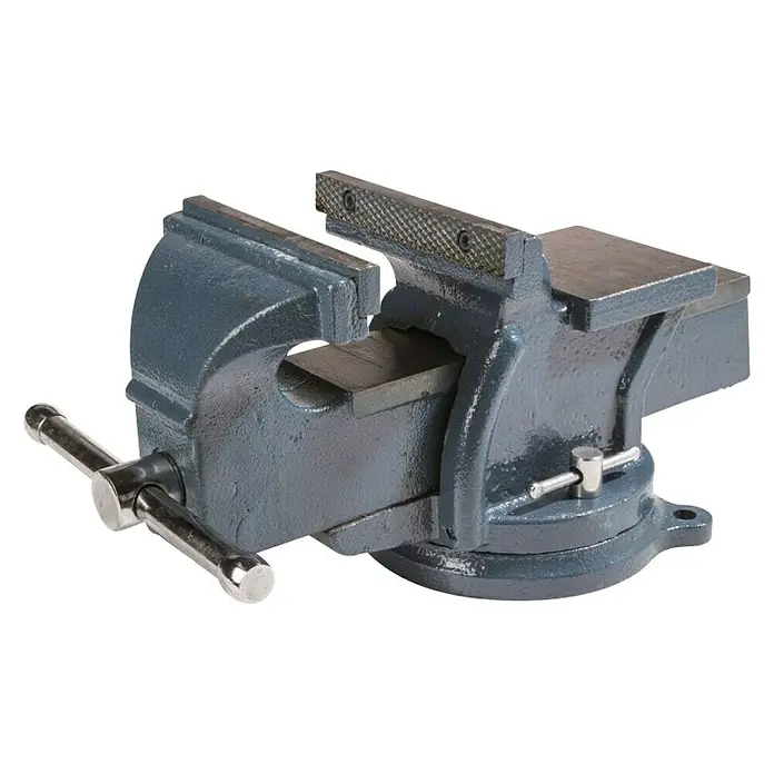 Tornillo de banco - 150 mm, Orientable 360°, Metal - Primer plano de un tornillo de banco gris azulado con mango y mordazas texturizadas, ideal para sujetar piezas durante trabajos artesanales.