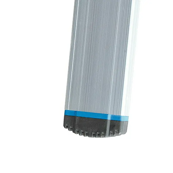 Krause Stehleiter10 Stk., Arbeitshöhe: 4,35 m, Aluminium - Nahaufnahme eines Aluminium-Leiterbeins mit blauem Akzent und rutschfestem Gummifuß für Stabilität und Sicherheit.