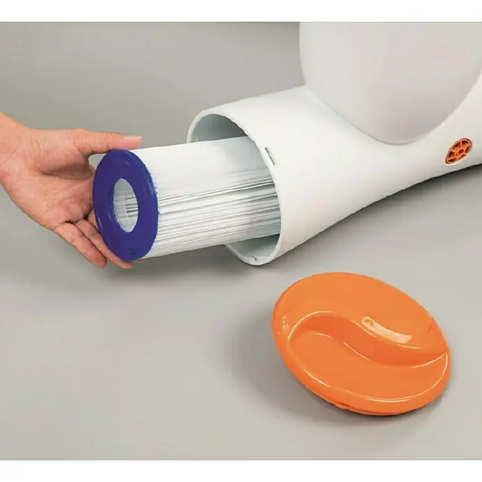 Bestway Flowclear Einhängeskimmer 2 in 1 - 48 W, Filterleistung: 2.574 l/h - Eine Person setzt eine Filterkartusche in ein Poolfiltergehäuse ein, mit einem orangefarbenen Deckel daneben.