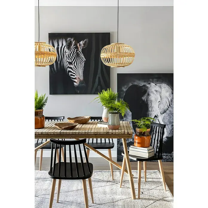 Eglo Pendelleuchte rund Amsfield - 60 W, Ø x H: 380 mm x 110 cm, Braun, E27 - Esszimmer mit Holztisch, schwarzen Stühlen, Lampen aus Korbgeflecht und Tierbildern an der Wand.