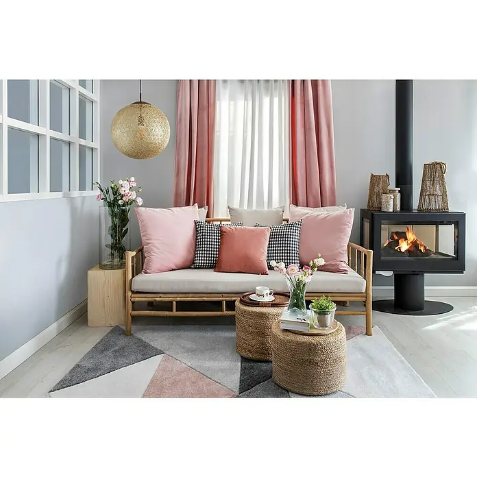 Paul Neuhaus Greta Lámpara colgante redonda - Altura: 140 cm - Salón con un cómodo sofá de bambú, cojines suaves y una chimenea moderna, creando un ambiente acogedor y relajante.