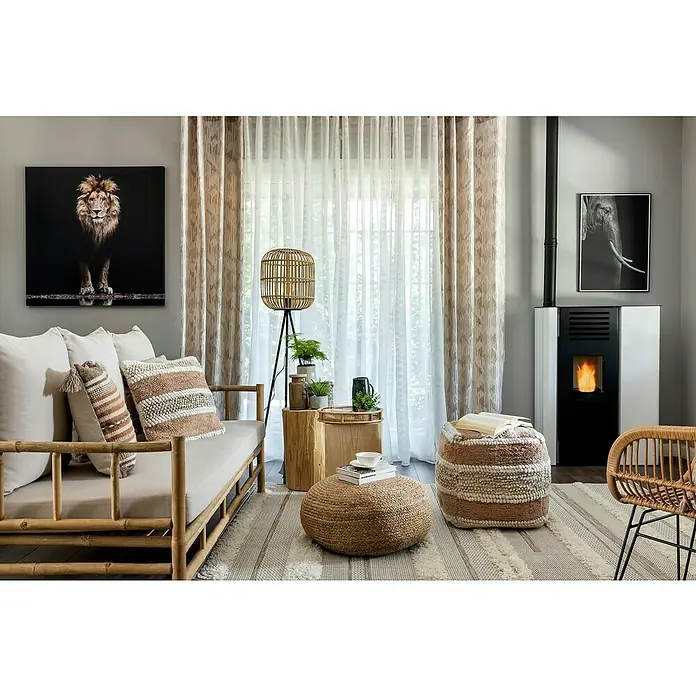 Eglo Bordesley Lámpara de pie - 28 W, Altura: 139 cm, Marrón claro, E27 - Salón con muebles de bambú, cortinas estampadas y chimenea, creando un ambiente cálido y acogedor.