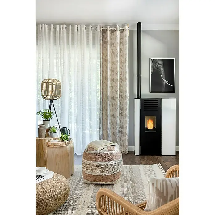 Eglo Bordesley Lámpara de pie - 28 W, Altura: 139 cm, Marrón claro, E27 - Interior de sala de estar con una estufa de pellets elegante, que añade calidez y ambiente al espacio.