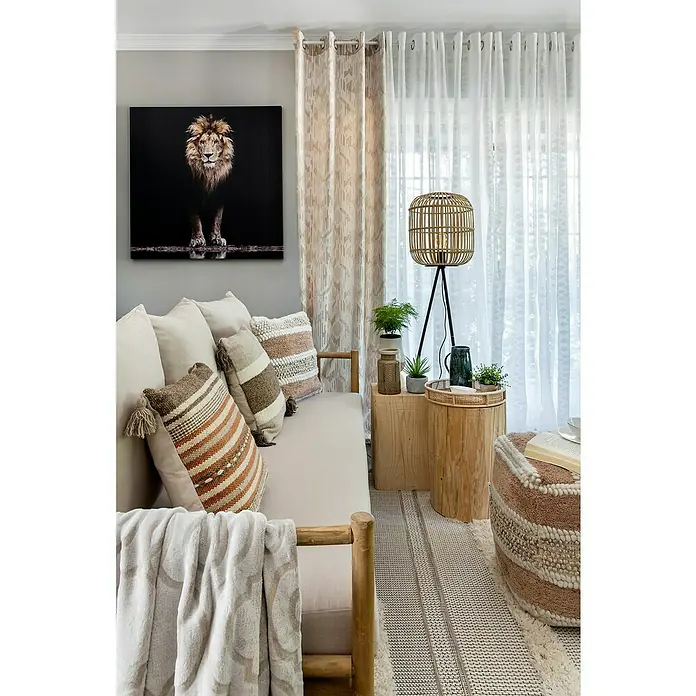 Eglo Bordesley Lámpara de pie - 28 W, Altura: 139 cm, Marrón claro, E27 - La imagen muestra una acogedora sala de estar con un sofá luminoso, cojines decorativos y una elegante lámpara de pie, creando un ambiente cálido.
