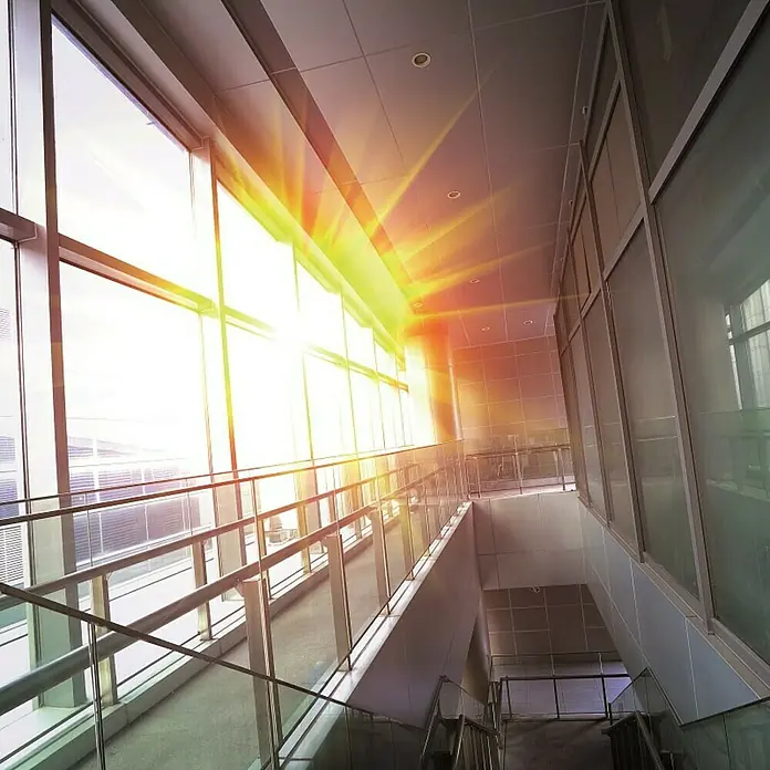 D-c-fix Sonnenschutzfolie - 200 x 92 cm, Mit UV-Schutz, Selbstklebend - Helle Büroetage mit moderner Glasfassade, die viel natürliches Licht hereinlässt und eine freundliche Arbeitsatmosphäre schafft.