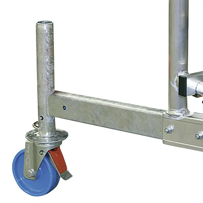 Krause ClimTec Fahrrollensatz - 4 Stk. - Nahaufnahme eines Gerüstfußes mit blauer Rolle und Feststellbremse, Teil eines mobilen Gerüstsystems für Bauarbeiten.
