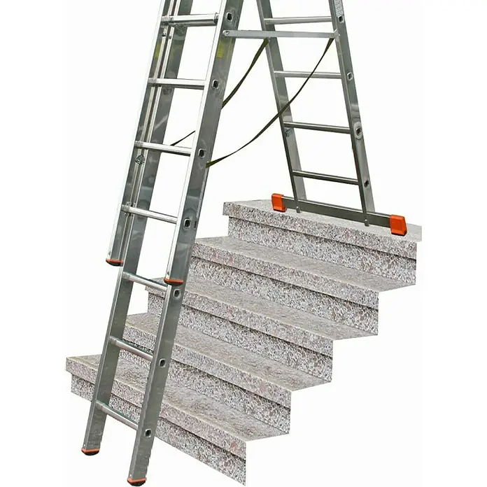 Krause Monto Mehrzweckleiter Tribilo - Arbeitshöhe: 9,3 m, Anzahl Tritte: 36 Stk., Belastbarkeit: 150 kg, Aluminium, Treppengängig - Aluminiumleiter auf einer Treppe, zeigt Anpassungsfähigkeit und Stabilität für Arbeiten in unterschiedlichen Höhen.