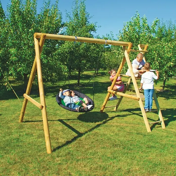 Nestschaukel - Durchmesser: 98 cm, Apfelgrün/Schwarz - Kinder haben Spaß auf einem hölzernen Schaukelgestell mit Nestschaukel und Kletterleiter in einem Garten mit grüner Wiese und Bäumen.