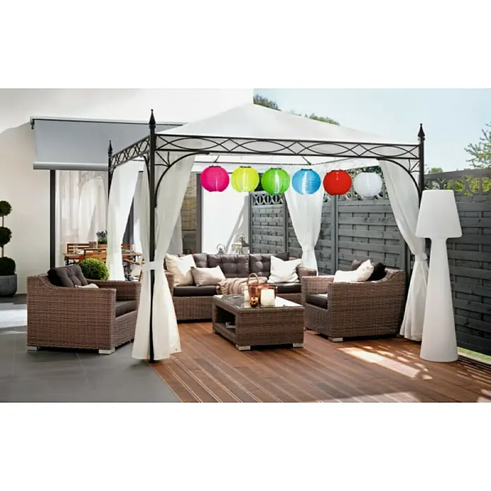 BAUHAUS Solar-Hängeleuchte Lampion - 0,06 W, Weiß, IP44, Durchmesser: 20 cm - Gartenpavillon mit stilvollen Gartenmöbeln und bunten Laternen, die eine gemütliche Atmosphäre schaffen.