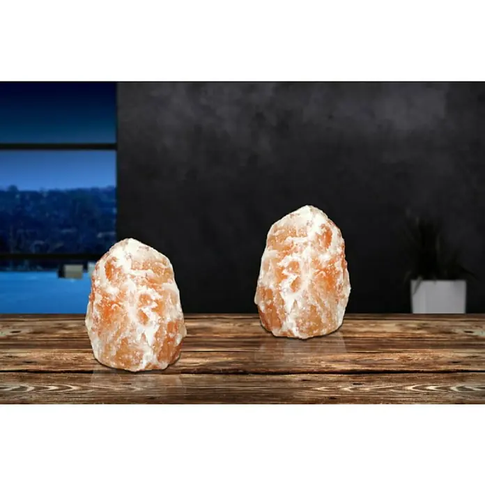 Globo Deko-Tischleuchte Salzkristallstein - Max. Leistung: 15 W, Orange, Höhe: 16 cm - Zwei Himalaya-Salzkristalllampen auf einem Holztisch, die ein warmes, orangefarbenes Licht ausstrahlen und eine entspannende Atmosphäre schaffen.