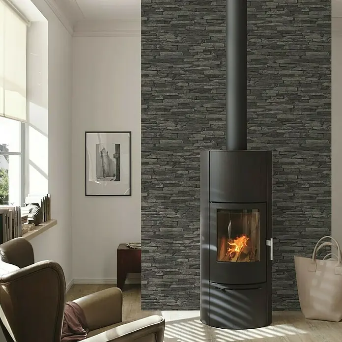 A.S. Création Elements Vliestapete Bruchsteinmauer - Grau/Schwarz, Steinoptik, 10,05 x 0,53 m - Ein modernes Wohnzimmer mit einem eleganten schwarzen Kaminofen vor einer grauen Steinwand, der Wärme und Stil vereint.