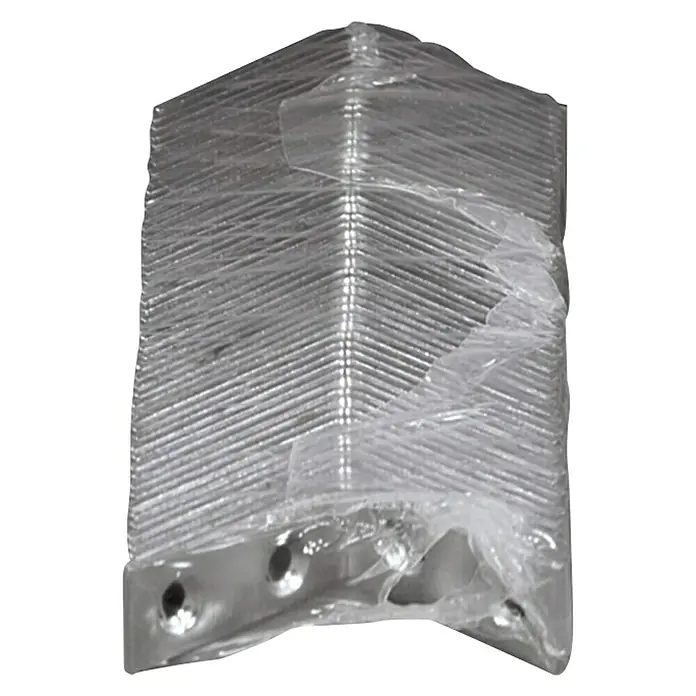 Stabilit Escuadra de silla - L x An x Al: 40 x 40 x 15 mm, 50 ud., Acero - Pila de escuadras, envueltas en film, mostrando agujeros para tornillos. Ideal para construcción y fijación.