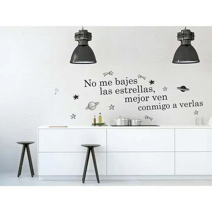 Vinilo de pared No me bajes - 48 x 68 cm, Plástico - Adhesivo de pared con motivos de estrellas sobre una moderna unidad de cocina con utensilios de cocina y dos taburetes.