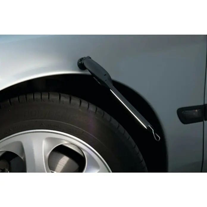 Profi Depot LED-Arbeitsleuchte Slim - Länge: 380 mm, Li-Ionen - Eine Nahaufnahme eines Autoreifens mit einem schwarzen Werkzeug, das am Kotflügel des Autos befestigt ist.