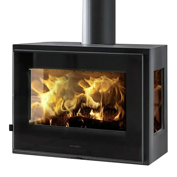 Panadero Estufa de leña Java Wall - 5,9 kW, Volumen de calefacción: 210 m³, Material del revestimiento: Acero, Negro - Imagen de una estufa de leña Panadero con leña quemándose. La estufa es negra y tiene una gran ventana de cristal que muestra el fuego.