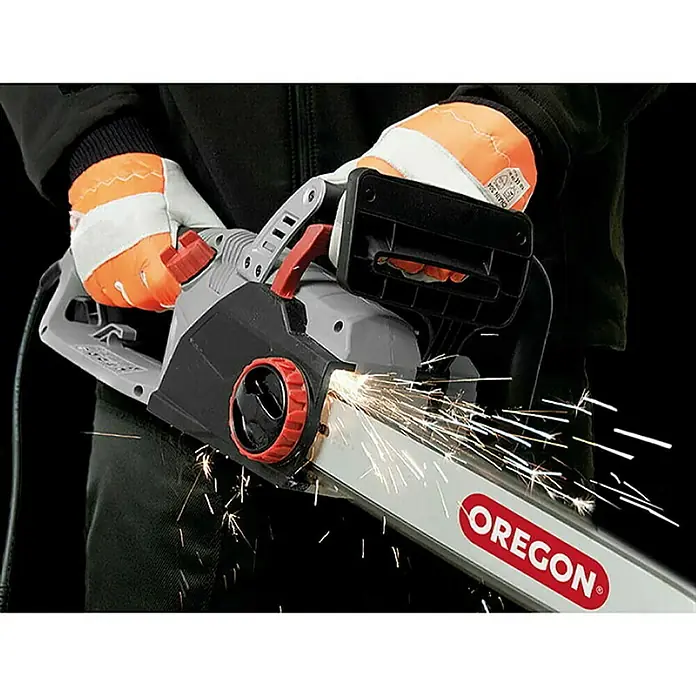 Oregon Elektro-Kettensäge Powersharp CS1500 - 2.400 W, Schwertlänge: 45 cm - Nahaufnahme einer Oregon-Kettensäge beim Schneiden, wobei Funken fliegen.