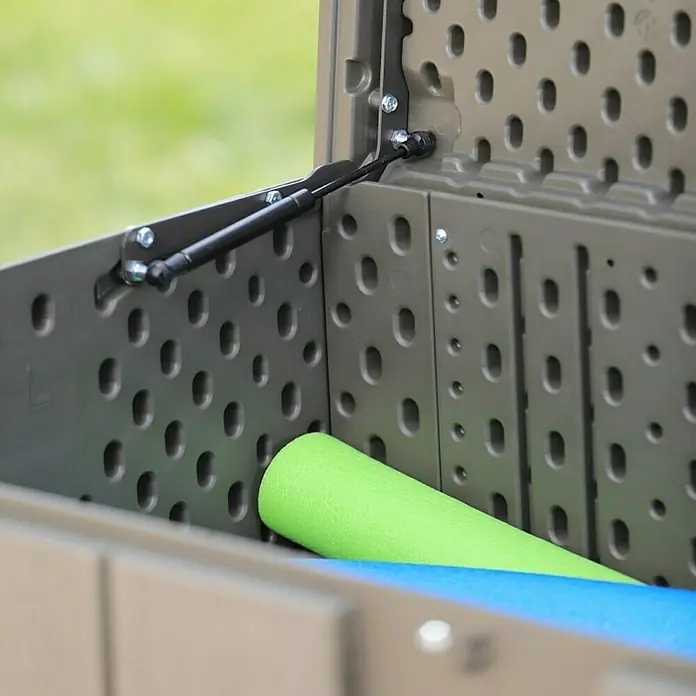 Lifetime Gartenbox - L x B x H: 151 x 72 x 69 cm, Kunststoff, 570 l, Dunkelgrau - Innenansicht einer braunen Gartenbox mit einem grünen Schwimmnudel und einem blauen Gegenstand. Ideal für die Aufbewahrung im Außenbereich.