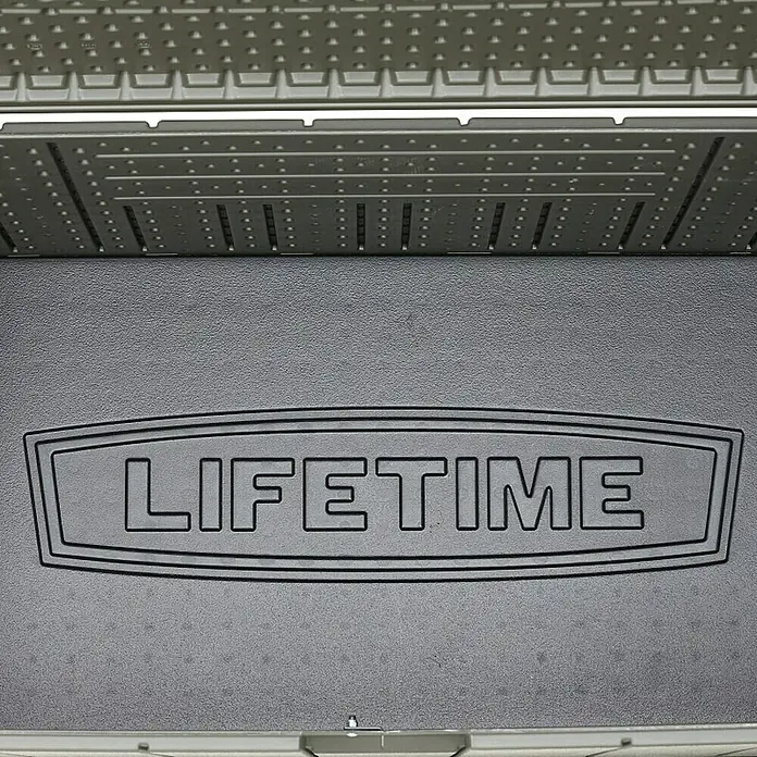 Lifetime Gartenbox - L x B x H: 151 x 72 x 69 cm, Kunststoff, 570 l, Dunkelgrau - Detailansicht einer grauen Lifetime Aufbewahrungsbox mit dem Firmenlogo. Robuste und wetterfeste Konstruktion für den Außenbereich.