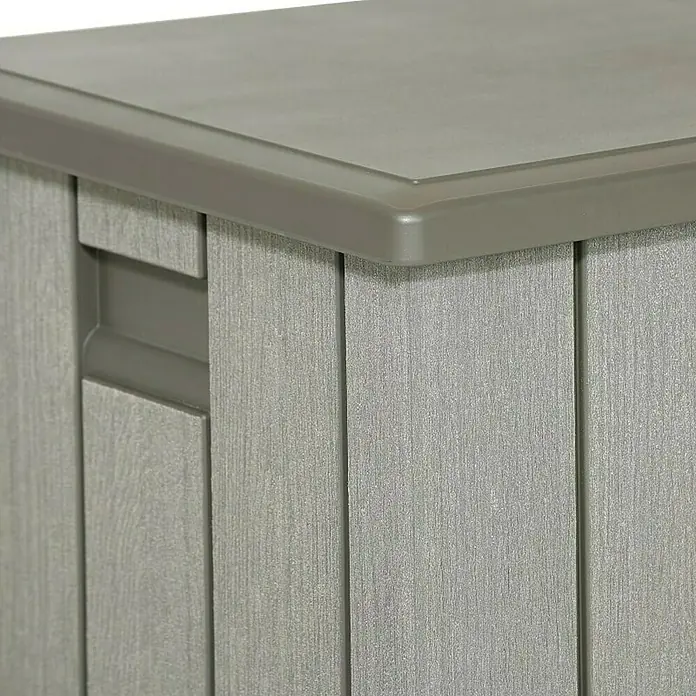 Lifetime Gartenbox - L x B x H: 151 x 72 x 69 cm, Kunststoff, 570 l, Dunkelgrau - Detailaufnahme einer grauen Gartenbox mit Holzstruktur und grauem Deckel, ideal für die Aufbewahrung im Außenbereich.