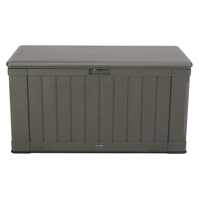 Lifetime Gartenbox Harmony - 128 x 64 x 67 cm, Braun, Kunststoff - Eine dunkelgraue Lifetime-Aufbewahrungsbox mit geriffelter Oberfläche und flachem Deckel vor einem schwarzen Hintergrund.
