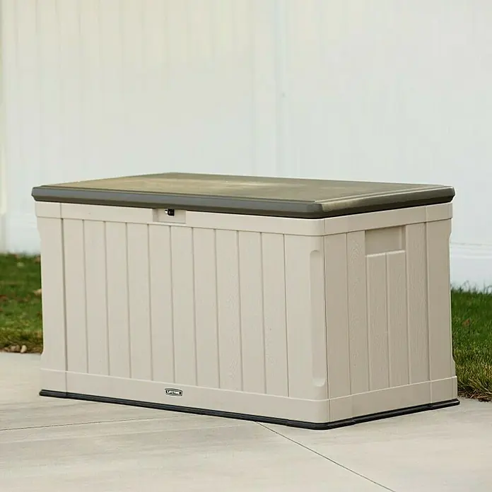 Lifetime Gartenbox Harmony - 128 x 64 x 67 cm, Lichtgrau, Kunststoff - Das Bild zeigt eine robuste, beigefarbene Lifetime-Gartenbox mit grauem Deckel, ideal für die Aufbewahrung im Außenbereich.
