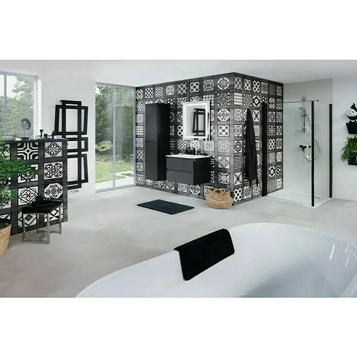 Space Lichtspiegel60 x 80 cm, Anthrazit - Badezimmer mit Badewanne, Waschtisch, Spiegelschrank und Dusche. Die schwarz-weißen Fliesen sind ein echter Hingucker.