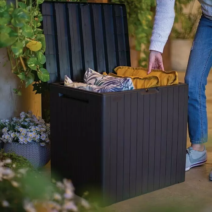 Keter Gartenbox City Box - L x B x H: 44 x 57,8 x 55 cm, Kunststoff, Anthrazit - Stimmungsaufnahme