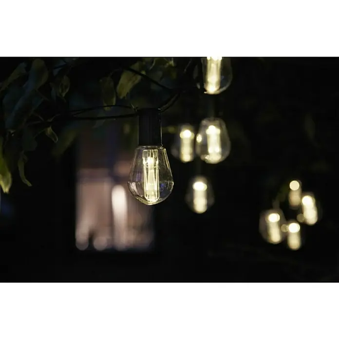 Luxform Guirnalda luminosa solar Alicante - Largo: 380 cm, LED - Primer plano de bombillas Edison brillantes en una cadena, creando un ambiente acogedor.