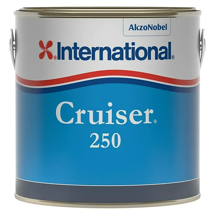 International Selbstpolierendes Antifouling Cruiser 250 - Doverweiß, 2,5 l - Ein Farbbehälter von International Cruiser 250, ideal für Schiffe und Boote, mit dem AkzoNobel Logo und dem markanten Design.