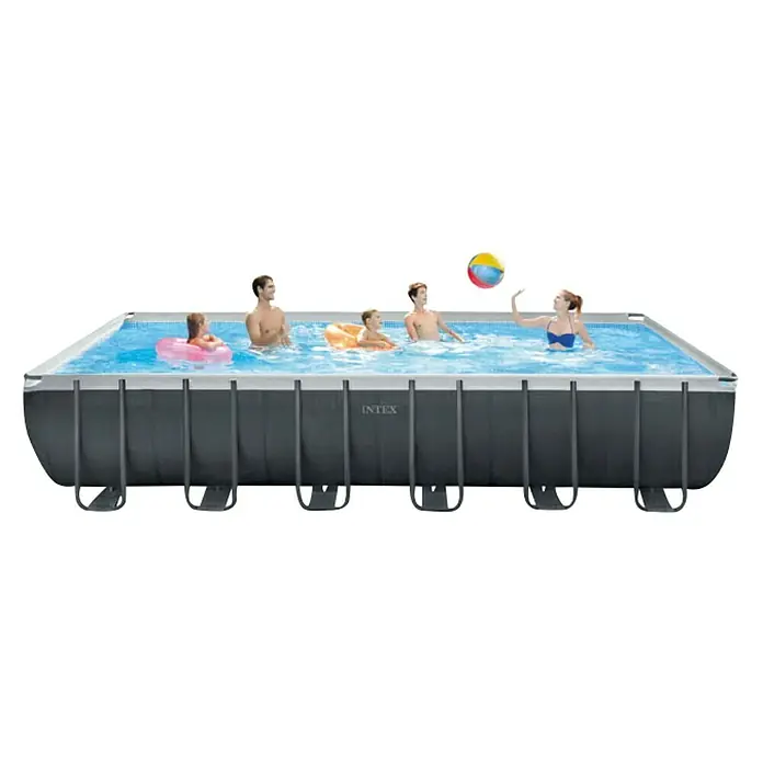 Intex Frame-Pool Ultra Quadra XTR - L x B x H: 732 x 366 x 132 cm, Dunkelgrau, 31.800 l, Krystal Clear Sandfilteranlage & Salzwassersystem QX2100 - Bild eines Intex-Rechteckpools, in dem eine Familie Spaß hat.