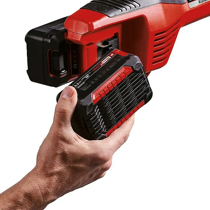 Einhell PXC 18V Desbrozadora de batería Agillo - 36 V, Iones de litio, Sin batería - Una persona está insertando una batería de iones de litio Einhell de 5,2 Ah en una herramienta eléctrica roja y negra.